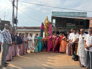 बरघाट में महाराणा प्रताप प्रतिमा पर माल्यार्पण करतीं वीरांगनाएं