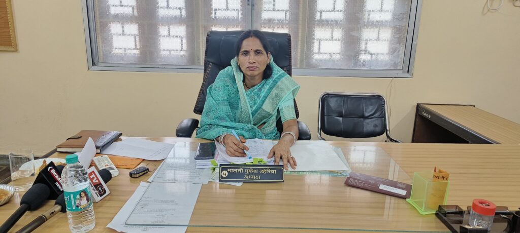 जिला पंचायत अध्यक्ष मालती मुकेश डेहरिया प्रेस वार्ता में अटैचमेंट व्यवस्था पर प्रशासन को घेरते हुए