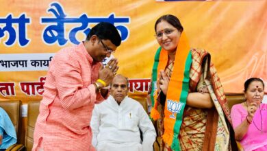 भाजपा महिला मोर्चा बालाघाट की जिलाध्यक्ष का पदभार ग्रहण करतीं मीना राहंगडाले