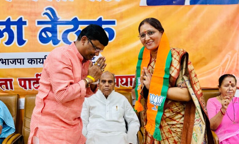 भाजपा महिला मोर्चा बालाघाट की जिलाध्यक्ष का पदभार ग्रहण करतीं मीना राहंगडाले