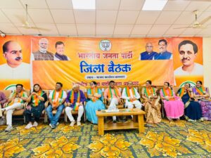 भाजपा महिला मोर्चा बालाघाट की जिलाध्यक्ष का पदभार ग्रहण करतीं मीना राहंगडाले