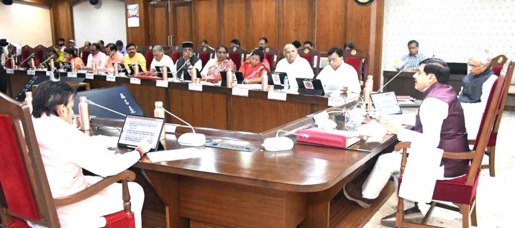 सिवनी मेडिकल कॉलेज को मिलेगा विस्तार, 48 लाख परिवारों की मुफ्त रजिस्ट्री का रास्ता भी हुआ साफ | Dainik Yashonnati मुख्यमंत्री डॉ मोहन यादव द्वारा 48.32 लाख संपत्तियों की मुफ्त रजिस्ट्री योजना और सिवनी मेडिकल कॉलेज में सुविधाओं के विस्तार संबंधी कैबिनेट निर्णय।