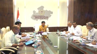 उच्च शिक्षा विभाग की समीक्षा बैठक में अधिकारियों के साथ चर्चा करते मुख्यमंत्री डॉ. मोहन यादव।