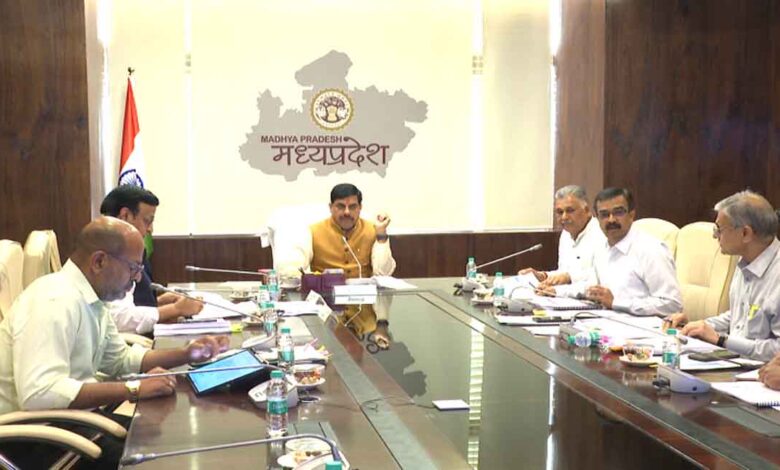 उच्च शिक्षा विभाग की समीक्षा बैठक में अधिकारियों के साथ चर्चा करते मुख्यमंत्री डॉ. मोहन यादव।