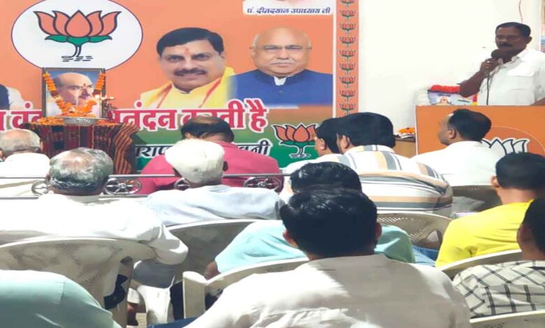 सिवनी में डॉ. श्यामा प्रसाद मुखर्जी बलिदान दिवस पर श्रद्धांजलि अर्पित करते भाजपा कार्यकर्ता