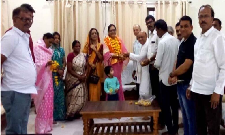 मध्यप्रदेश भाजपा कार्य समिति सदस्य बनने पर पूर्व सांसद नीता पटेरिया का स्वागत करते भाजपा मंडल छपारा के पदाधिकारी एवं कार्यकर्ता