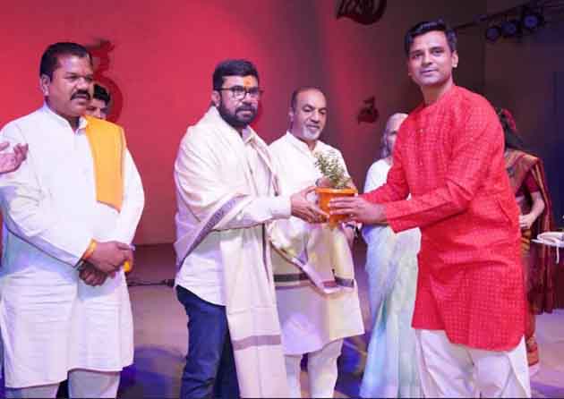 छिंदवाड़ा में कला संगम शास्त्रीय नृत्य महोत्सव में प्रस्तुति देतीं पद्मश्री डॉ अरुणा मोहंती एवं अन्य कलाकार