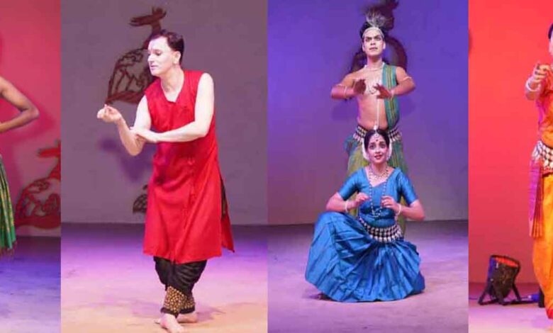 छिंदवाड़ा में कला संगम शास्त्रीय नृत्य महोत्सव में प्रस्तुति देतीं पद्मश्री डॉ अरुणा मोहंती एवं अन्य कलाकार