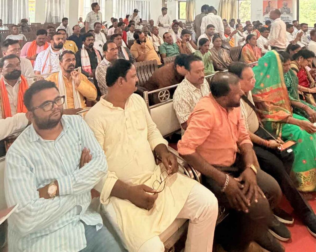भाजपा पिछड़ा वर्ग मोर्चा के प्रदेश अध्यक्ष पवन पाटीदार सिवनी भाजपा कार्यालय में मोदी सरकार के 12 वर्ष की उपलब्धियों पर आधारित प्रदर्शनी का उद्घाटन करते हुए