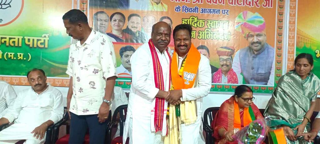 भाजपा पिछड़ा वर्ग मोर्चा के प्रदेश अध्यक्ष पवन पाटीदार सिवनी भाजपा कार्यालय में मोदी सरकार के 12 वर्ष की उपलब्धियों पर आधारित प्रदर्शनी का उद्घाटन करते हुए