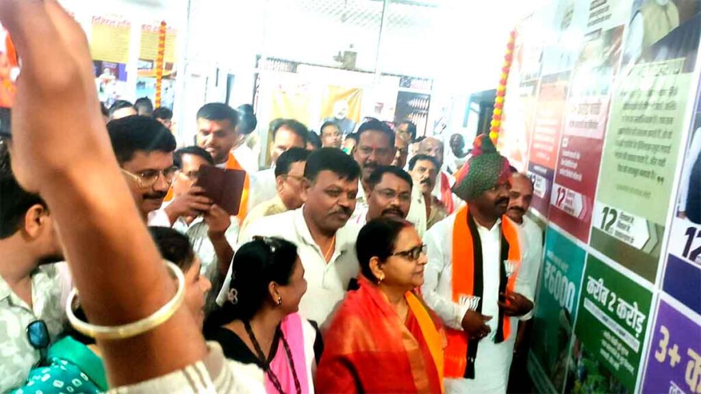 भाजपा पिछड़ा वर्ग मोर्चा के प्रदेश अध्यक्ष पवन पाटीदार सिवनी भाजपा कार्यालय में मोदी सरकार के 12 वर्ष की उपलब्धियों पर आधारित प्रदर्शनी का उद्घाटन करते हुए
