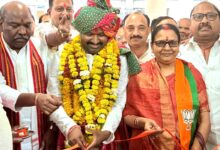 भाजपा पिछड़ा वर्ग मोर्चा के प्रदेश अध्यक्ष पवन पाटीदार सिवनी भाजपा कार्यालय में मोदी सरकार के 12 वर्ष की उपलब्धियों पर आधारित प्रदर्शनी का उद्घाटन करते हुए