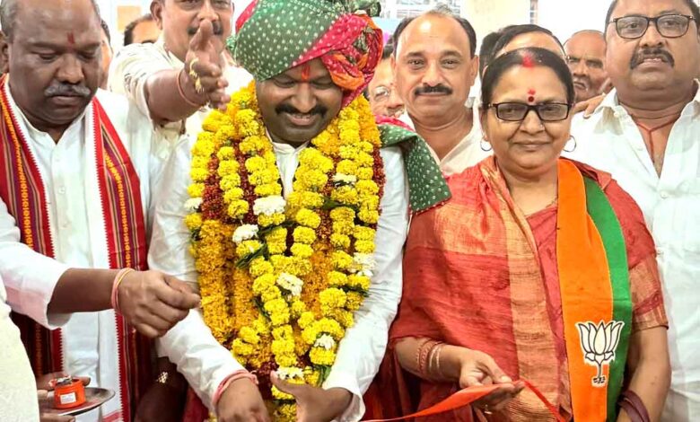भाजपा पिछड़ा वर्ग मोर्चा के प्रदेश अध्यक्ष पवन पाटीदार सिवनी भाजपा कार्यालय में मोदी सरकार के 12 वर्ष की उपलब्धियों पर आधारित प्रदर्शनी का उद्घाटन करते हुए