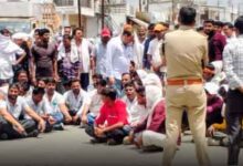 हरनाखेड़ी में ट्रैक्टर जब्ती के विरोध में चांद थाना के सामने धरना देते ग्रामीण