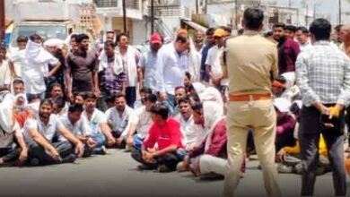 हरनाखेड़ी में खनिज विभाग की कार्रवाई पर बवाल, ट्रैक्टर जब्ती के विरोध में थाने के सामने धरना | Dainik Yashonnati हरनाखेड़ी में ट्रैक्टर जब्ती के विरोध में चांद थाना के सामने धरना देते ग्रामीण