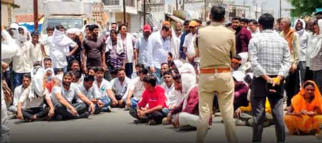 हरनाखेड़ी में ट्रैक्टर जब्ती के विरोध में चांद थाना के सामने धरना देते ग्रामीण