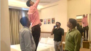छिंदवाड़ा में होटल और रेस्टोरेंट की फायर सेफ्टी जांच करते नगर निगम और फायर विभाग के अधिकारी।