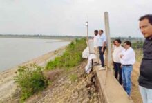 छिंदवाड़ा के कन्हरगांव डैम में घटते जलस्तर का निरीक्षण करते नगर निगम के महापौर, आयुक्त और तकनीकी अधिकारी।