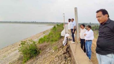छिंदवाड़ा के कन्हरगांव डैम में घटते जलस्तर का निरीक्षण करते नगर निगम के महापौर, आयुक्त और तकनीकी अधिकारी।