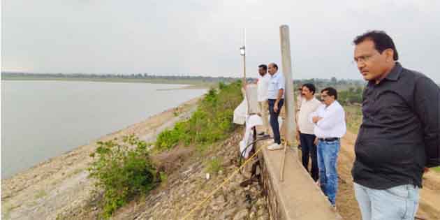 छिंदवाड़ा के कन्हरगांव डैम में घटते जलस्तर का निरीक्षण करते नगर निगम के महापौर, आयुक्त और तकनीकी अधिकारी।