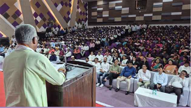 छिंदवाड़ा में समान नागरिक संहिता पर आयोजित बैठक में मौजूद अधिकारी और नागरिक