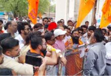 कलेक्ट्रेट कार्यालय के सामने हनुमान चालीसा का पाठ करते नारियल वाले हनुमान मंदिर के श्रद्धालु