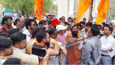 नारियल वाले केसरी नंदन हनुमान मंदिर से नारियल हटाने के आदेश का विरोध: | Dainik Yashonnati कलेक्ट्रेट कार्यालय के सामने हनुमान चालीसा का पाठ करते नारियल वाले हनुमान मंदिर के श्रद्धालु