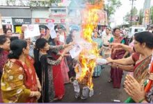 छिंदवाड़ा के महात्मा गांधी चौक पर महिला कांग्रेस कार्यकर्ताओं द्वारा प्रदर्शन और ज्ञापन सौंपते हुए