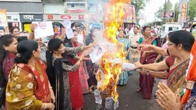 छिंदवाड़ा के महात्मा गांधी चौक पर महिला कांग्रेस कार्यकर्ताओं द्वारा प्रदर्शन और ज्ञापन सौंपते हुए
