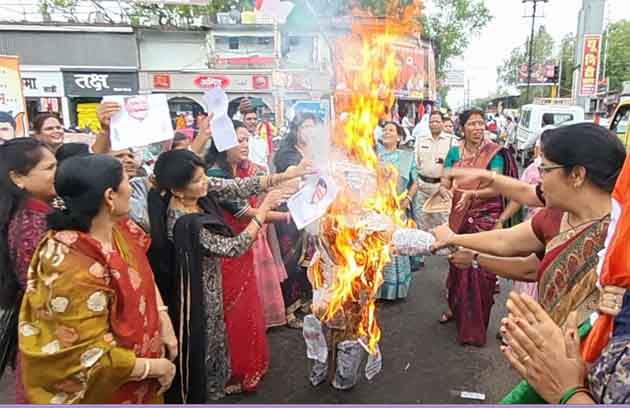 छिंदवाड़ा के महात्मा गांधी चौक पर महिला कांग्रेस कार्यकर्ताओं द्वारा प्रदर्शन और ज्ञापन सौंपते हुए