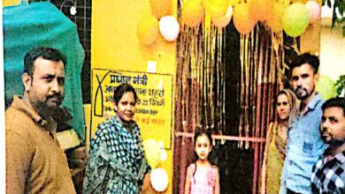सिवनी में प्रधानमंत्री आवास योजना के तहत हितग्राहियों का गृह प्रवेश कराते नगर पालिका अधिकारी