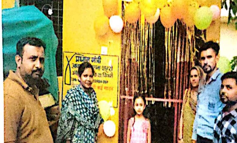 सिवनी में प्रधानमंत्री आवास योजना के तहत हितग्राहियों का गृह प्रवेश कराते नगर पालिका अधिकारी