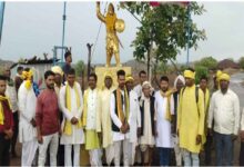 सुकरी घुघसा में आयोजित रानी दुर्गावती मरावी बलिदान दिवस कार्यक्रम में श्रद्धांजलि अर्पित करते अतिथि एवं ग्रामीणजन