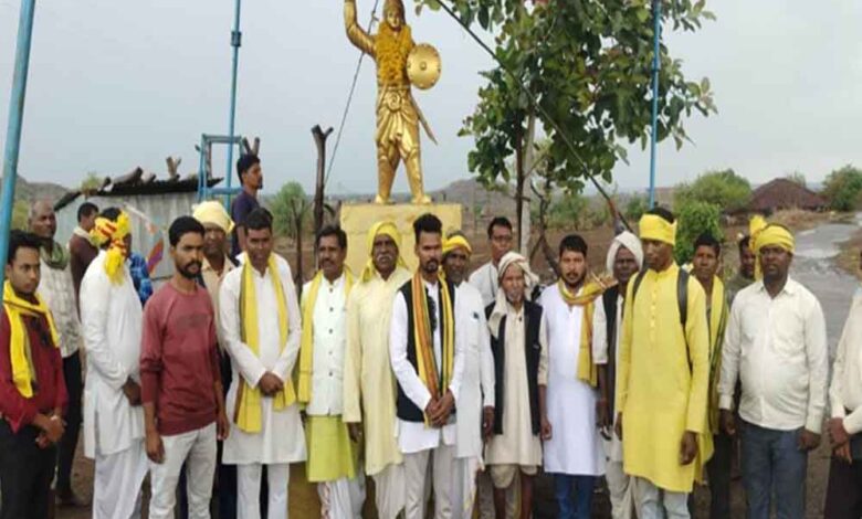 सुकरी घुघसा में आयोजित रानी दुर्गावती मरावी बलिदान दिवस कार्यक्रम में श्रद्धांजलि अर्पित करते अतिथि एवं ग्रामीणजन