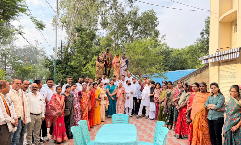 संगठन सृजन अभियान के तहत सिवनी के इंदिरा भवन में आयोजित महिला कांग्रेस की बैठक।