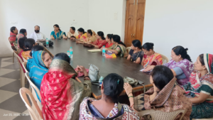 संगठन सृजन अभियान के तहत सिवनी के इंदिरा भवन में आयोजित महिला कांग्रेस की बैठक।