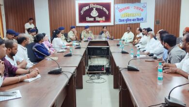 सिवनी में शांति समिति की बैठक को संबोधित करतीं कलेक्टर नेहा मीना