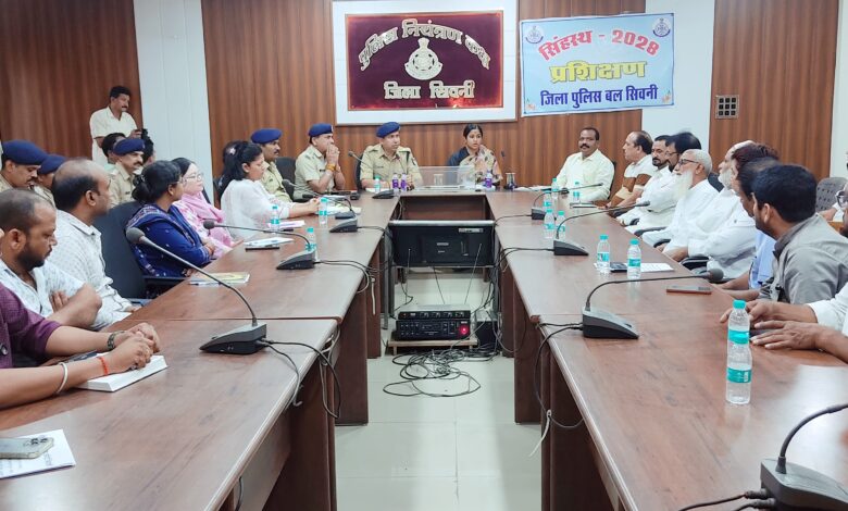 सिवनी में शांति समिति की बैठक को संबोधित करतीं कलेक्टर नेहा मीना