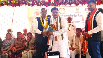 घंसौर कृषि उपज मंडी परिसर में आयोजित प्राकृतिक खेती कार्यशाला में किसानों को संबोधित करते सांसद फग्गन सिंह कुलस्ते