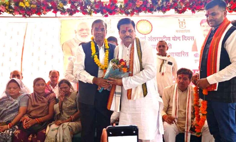 घंसौर कृषि उपज मंडी परिसर में आयोजित प्राकृतिक खेती कार्यशाला में किसानों को संबोधित करते सांसद फग्गन सिंह कुलस्ते