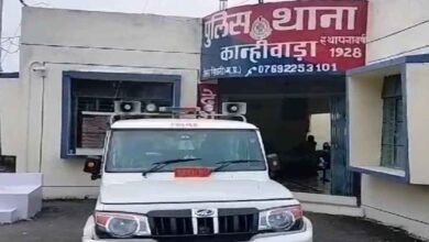कान्हीवाड़ा थाना में भूमि ठेका विवाद की शिकायत दर्ज कराते शिकायतकर्ता फीरोज खान