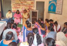मंडला के नारायणगंज में आयोजित महिला सशक्तिकरण जागरूकता कार्यक्रम में महिलाओं को जानकारी देते अधिकारी।