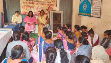 मंडला के नारायणगंज में आयोजित महिला सशक्तिकरण जागरूकता कार्यक्रम में महिलाओं को जानकारी देते अधिकारी।
