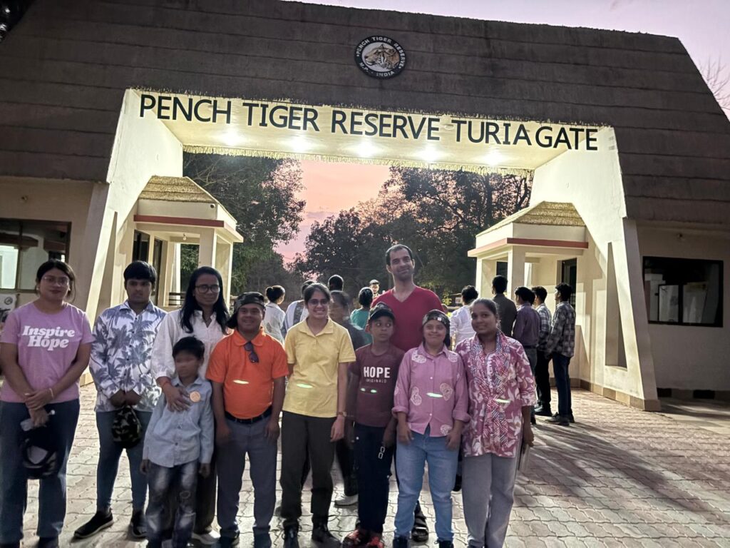 पेंच राष्ट्रीय उद्यान भ्रमण के दौरान दिव्यांग बच्चों के साथ शिक्षक और वन अधिकारी