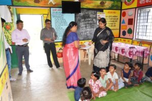 सिवनी कलेक्टर नेहा मीना आंगनबाड़ी केंद्र में बच्चों की स्वास्थ्य एवं पोषण संबंधी व्यवस्थाओं का निरीक्षण करते हुए