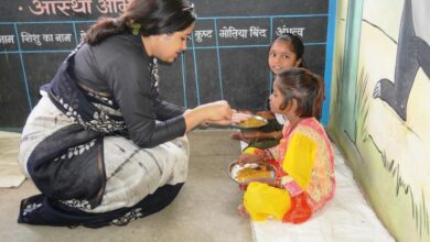 सिवनी कलेक्टर नेहा मीना आंगनबाड़ी केंद्र में बच्चों की स्वास्थ्य एवं पोषण संबंधी व्यवस्थाओं का निरीक्षण करते हुए