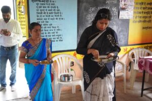 सिवनी कलेक्टर नेहा मीना आंगनबाड़ी केंद्र में बच्चों की स्वास्थ्य एवं पोषण संबंधी व्यवस्थाओं का निरीक्षण करते हुए