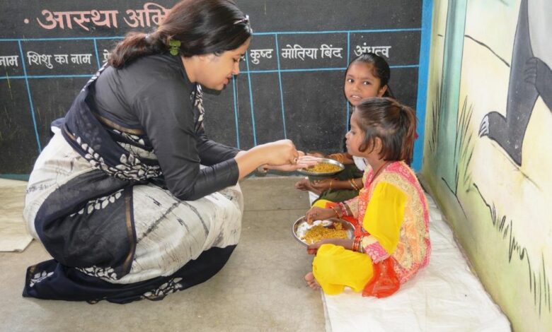 सिवनी कलेक्टर नेहा मीना आंगनबाड़ी केंद्र में बच्चों की स्वास्थ्य एवं पोषण संबंधी व्यवस्थाओं का निरीक्षण करते हुए