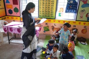 सिवनी कलेक्टर नेहा मीना आंगनबाड़ी केंद्र में बच्चों की स्वास्थ्य एवं पोषण संबंधी व्यवस्थाओं का निरीक्षण करते हुए