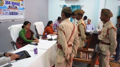 कुरई जनसुनवाई में ग्रामीणों की समस्याएं सुनतीं कलेक्टर नेहा मीना